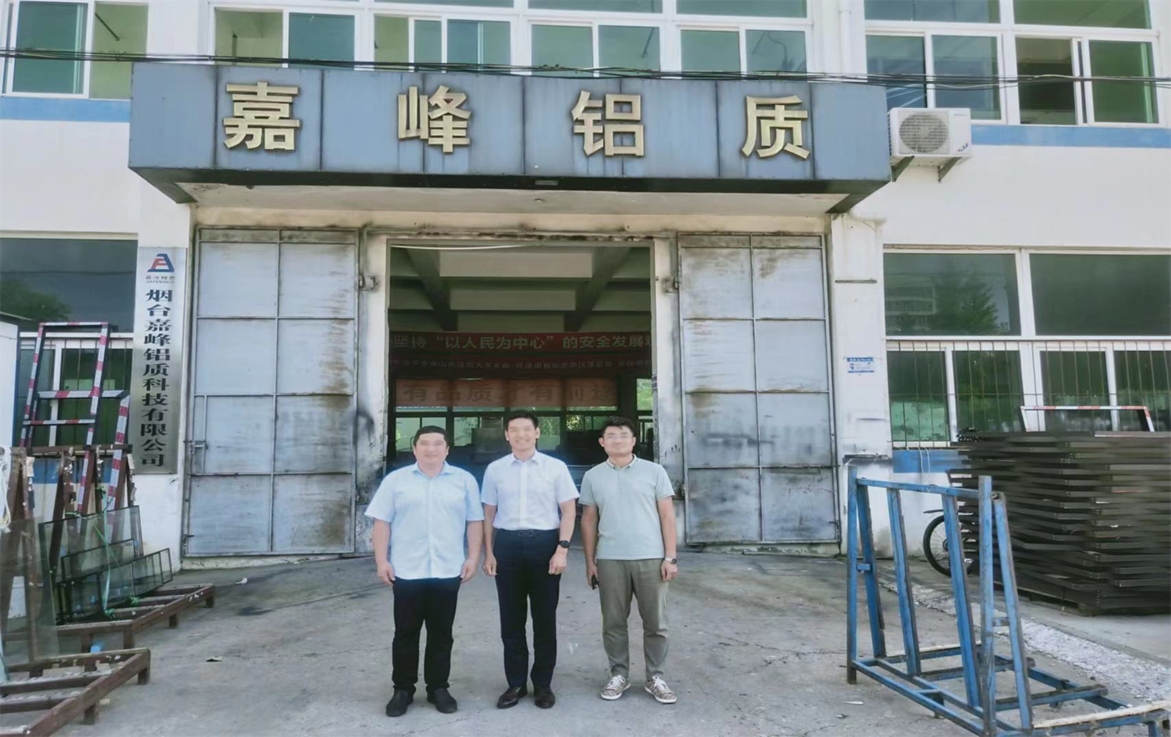 鋁門窗幕墻龍頭企業(yè)、煙臺(tái)民建科技總支部主委、飛龍集團(tuán)宋總蒞臨嘉峰鋁質(zhì)公司考察調(diào)研