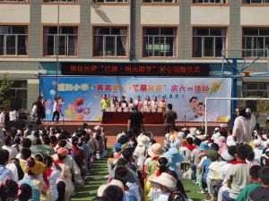 煙臺嘉峰鋁質(zhì)科技有限公司   回報(bào)社會給小學(xué)生們捐贈圖書